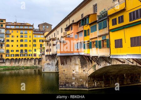 Ponte Vecchio Nahaufnahme und den Fluss Arno in Florenz, Toskana, Italien Stockfoto