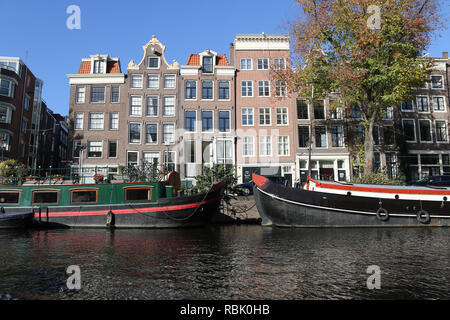 Lastkähne auf dem Kanal in Amsterdam Stockfoto