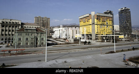 15. März 1993 während der Belagerung von Sarajevo: Das Holiday Inn Hotel und die Twin Towers auf Unis Sniper Alley. Stockfoto