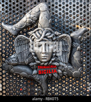 Nahaufnahme eines Wappen aus Keramik, der das Symbol von Sizilien trinacria. Blick auf den Platz Stockfoto