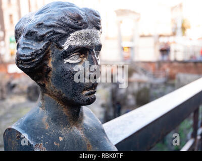 Nahaufnahme einer dekorativen Kopf entlang der Grenzen, die die aktuelle Stadt teilt mit der antiken griechisch-römischen Amphitheater in Catania. Der Bogen des Ein Stockfoto
