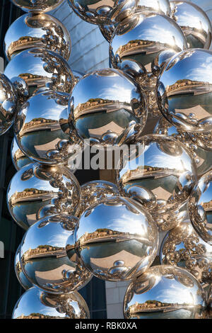 Nahaufnahme des reflectonis in Gabriel Orozco, Kugel auf Wasser Skulptur, (1994) außerhalb des Guggenheim Museum, Bilbao, Spanien. Stockfoto