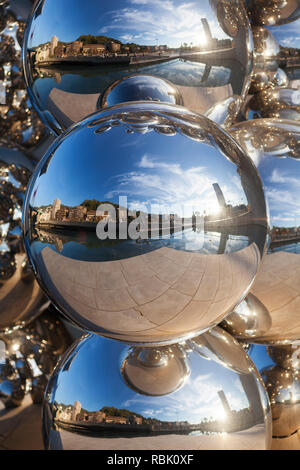 Nahaufnahme des reflectonis in Gabriel Orozco, Kugel auf Wasser Skulptur, (1994) außerhalb des Guggenheim Museum, Bilbao, Spanien. Stockfoto