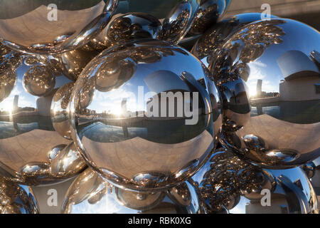 Nahaufnahme des reflectonis in Gabriel Orozco, Kugel auf Wasser Skulptur, (1994) außerhalb des Guggenheim Museum, Bilbao, Spanien. Stockfoto