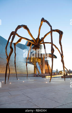 Die Spinne statue am Guggenheim Museum in der Dämmerung, Bilbao, Baskenland, Spanien. Stockfoto