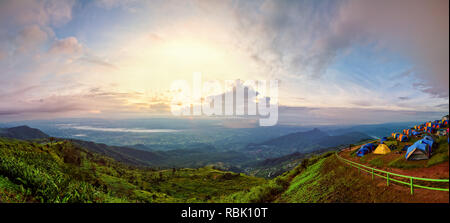 Panorama hohe Aussicht schöne Natur Landschaft Der bunte Himmel während der Sunrise vom Campingplatz im Phu Thap Berk Viewpoint, berühmten touristischen attracti Stockfoto