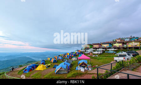 PHETCHABUN, THAILAND - 24.Oktober 2018: Touristen, Autos, Zelte und Resorts auf Campingplätzen im Phu Thap Berk Aussichtspunkt umgeben von der wunderschönen Natur des Stockfoto