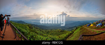 PHETCHABUN, THAILAND - 24.Oktober 2018: Panorama Touristen und Zelten auf Campingplätzen im Phu Thap Berk Sicht von der wunderschönen Natur umgeben Stockfoto