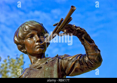 Diese Statue von Peter Pan stammt von Sir George Frampton. Es wurde von J.M. Barrie in Auftrag gegeben und steht in Kensington Gardens, London, England Stockfoto