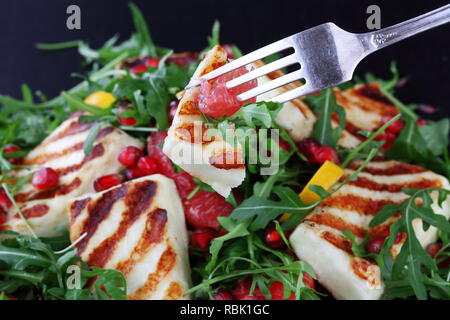 Salat mit Halloumi, Granatapfel und Rucola Stockfoto