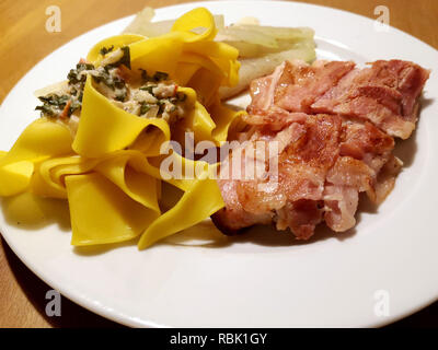 Hechte mit Nudel, Speck und Rübe Kohl Stockfoto