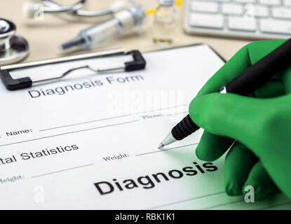 Arzt schreiben Rezept in einem Krankenhaus, konzeptionelle Bild Stockfoto