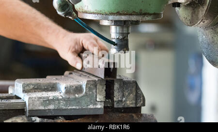 Ein männlicher Arbeitnehmer den Betrieb eines Fräsers Bohrmaschine in einem aluminiun Fabrik. Stockfoto