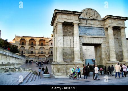 Cordoba, Spanien - 30. Dezember 2018: Touristen, die in der schönen Triumphbogen in Cordoba Am Abend im Winter. Stockfoto