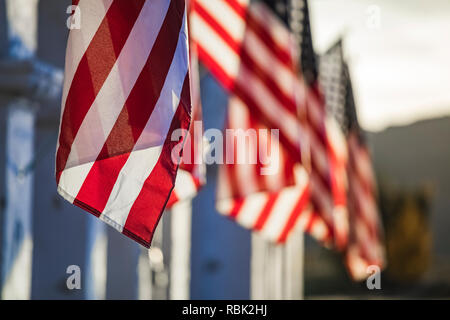 Amerikanische Fahnen auf Anzeige an der Mission Revival Stil Caliente Railroad Depot am Highway 93 in Nevada, USA Stockfoto