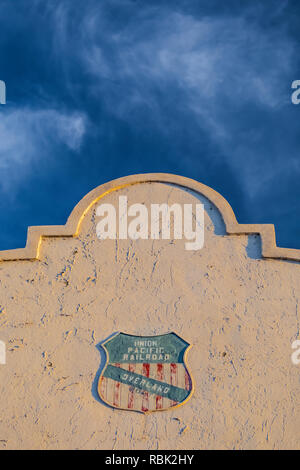 Union Pacific Railroad Logo auf der Mission Revival Stil Caliente Railroad Depot am Highway 93 in Nevada, USA Stockfoto