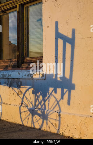 Schatten der Gepäckwagen am Caliente Railroad Depot am Highway 93 in Nevada, USA Stockfoto