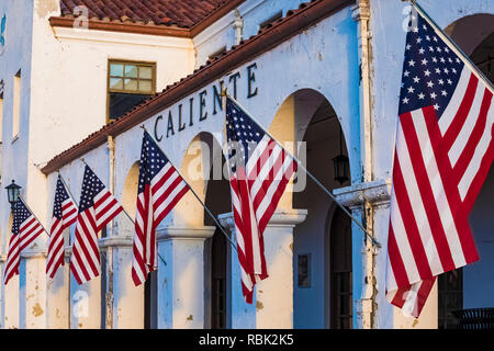 Amerikanische Fahnen auf Anzeige an der Mission Revival Stil Caliente Railroad Depot am Highway 93 in Nevada, USA Stockfoto