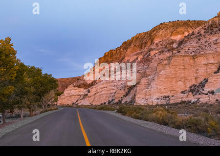 Warmes Abendrot auf den Klippen von Kershaw-Ryan State Park in der Nähe von Caliente, Nevada, USA Stockfoto