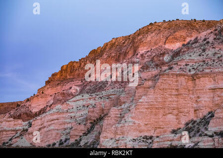 Warmes Abendrot auf den Klippen von Kershaw-Ryan State Park in der Nähe von Caliente, Nevada, USA Stockfoto