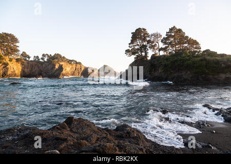 Einen ruhigen Abend Moment an der Küste in Mendocino County vor Sonnenuntergang. Stockfoto