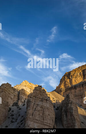 Morgen Licht auf den Klippen oberhalb Kershaw-Ryan State Park in der Nähe von Caliente, Nevada, USA Stockfoto
