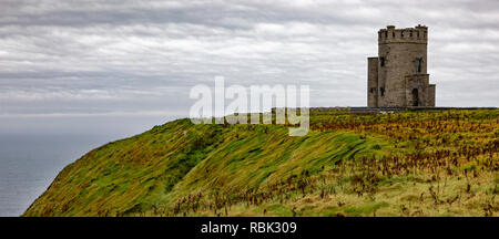 Die Klippen von Moher und O'Brien's Tower an der Westküste von Irland. Stockfoto