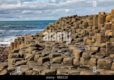 Giant's Causeway, das Ergebnis eines alten folcano Eruption und in die Liste als Weltkulturerbe, in Nordirland. Stockfoto