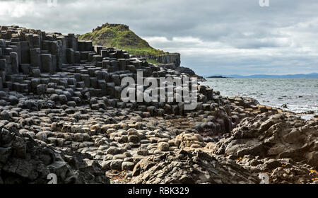 Giant's Causeway, das Ergebnis eines alten folcano Eruption und in die Liste als Weltkulturerbe, in Nordirland. Stockfoto