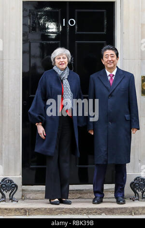 Der britische Premierminister Theresa May und Premierminister Shinz? Abe von Japan sind auf die Schritte der Downing Street Nr.10 gesehen. Stockfoto