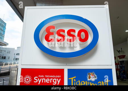 ESSO Tankstelle in Hongkong gesehen. ESSO ist ein Handelsname für ExxonMobil und seinen verbundenen Unternehmen. Stockfoto
