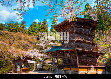 Aizu Sazaedo Tempel mit Cherry Blossom in Fukushima, Japan Aizuwakamatsu, Japan - 21 April 2018: Aizu Sazaedo Tempel oder Entsu Sansodo, erbaut 1796, Stockfoto