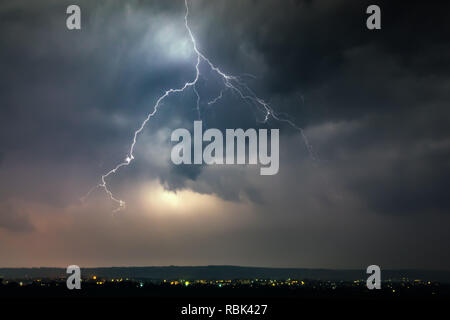 Die Blitze über die Stadt während Gewitter Stockfoto