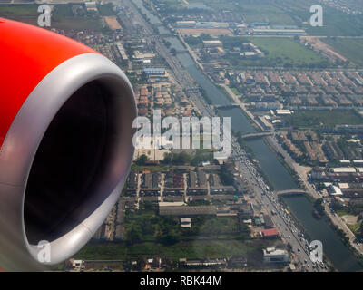 Jet Engine der roten Flugzeug und der Stadt Luftaufnahme aus dem Fenster der Beifahrertür. Stockfoto