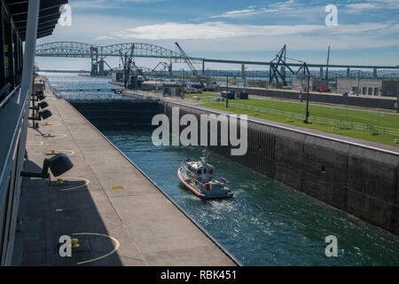 Sault Ste Marie, Michigan. Küstenwache durch die Soo Locks gehen auf dem Weg nach Lake Superior. Stockfoto