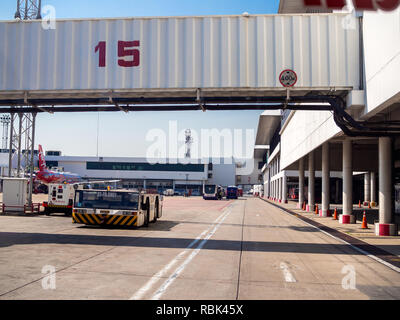 BANGKOK, THAILAND - November 5, 2018: Aero Brücke oder jetway in Flughafen. Straße unter dem Flugzeug Brücke in Don Muang Airport Unterstützung für Passagiere Stockfoto