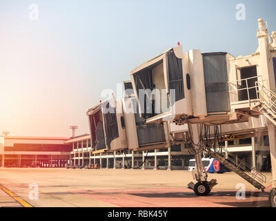 BANGKOK, THAILAND - November 5, 2018: Aero Brücke oder jetway in Flughafen. Flugzeug Brücke in Don Muang Airport Unterstützung für die Fluggäste zu Flugzeug auf Stockfoto