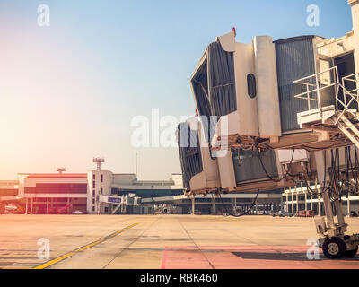 BANGKOK, THAILAND - November 5, 2018: Aero Brücke oder jetway in Flughafen. Flugzeug Brücke in Don Muang Airport Unterstützung für die Fluggäste zu Flugzeug auf Stockfoto