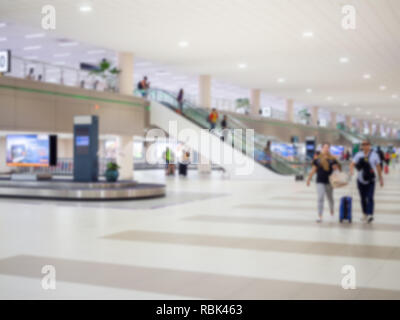 Verschwommen Passagiere wandern in Flughafen Halle terminal Innenbereich für Anreise Pkw. Stockfoto