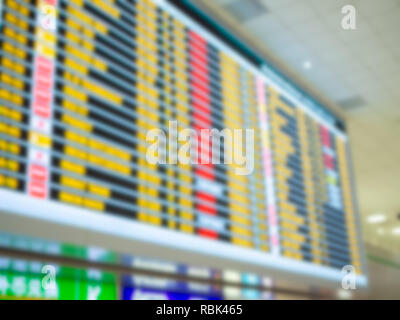 Unscharfe bunte Boarding Time Bildschirme im Flughafen. Stockfoto