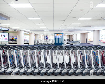 BANGKOK, THAILAND - November 5, 2018: die Reihe der Flughafen Gepäckwagen an der Gepäckausgabe im Don Muang International Airport Terminal. Stockfoto