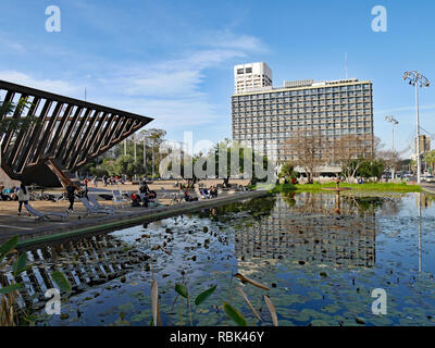 TEL AVIV - Januar 2017: Der große Platz vor der City Hall hat Rabin Platz zu Ehren des verstorbenen Ministerpräsidenten Yitzhak Rabin, w umbenannt. Stockfoto