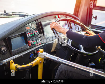 BANGKOK, THAILAND - November 5, 2018: Busfahrer Hände fahren Shuttle Bus in Don Muang Airport, Bangkok, Thailand. Stockfoto