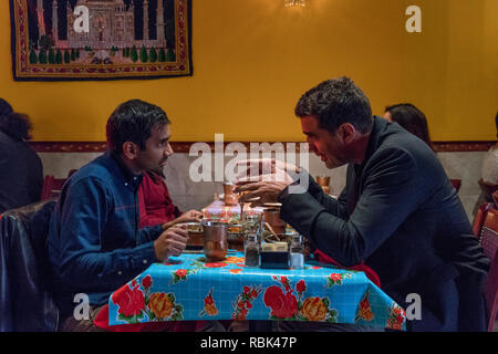 Aziz Ansari, Bobby Cannavale, "Master of None' Saison 2 (2017) Quelle: Netflix / Die Hollywood Archiv Stockfoto