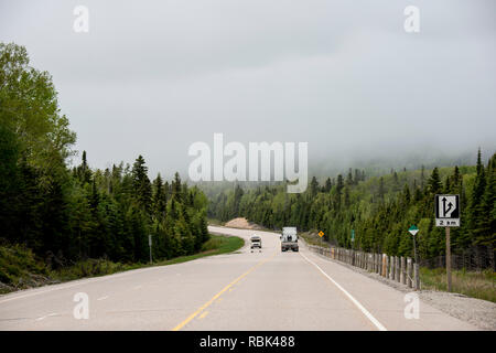 Ontario, Kanada. Trans Canada Highway im Nebel. Stockfoto