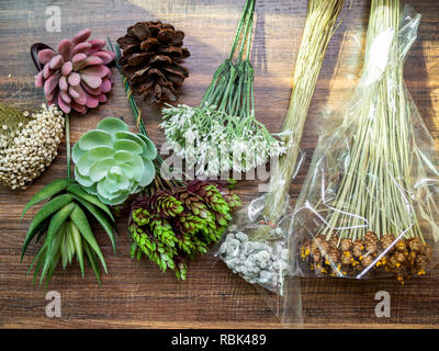Künstliche sukkulenten Pflanzen und Blumen auf hölzernen Tisch Hintergrund der Ansicht von oben. Stockfoto
