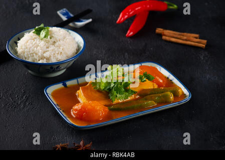 Beliebte malaysisches Gericht Nyonya' Asam pedas' Stockfoto