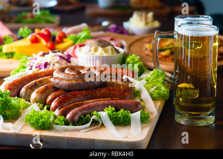 Weißwurst Frühstück mit Würstchen, weiche Brezel und Milder Senf auf Holzbrett Stockfoto