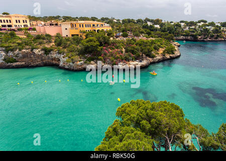 Wunderschöne Bucht von Cala Ferrera mit türkisfarbenem Wasser und Villas in Cala d'Or, Mallorca Stockfoto