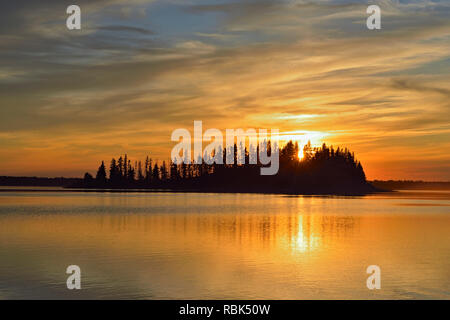 Astotin See bei Sonnenuntergang, Elk Island National Park, Alberta, Kanada Stockfoto